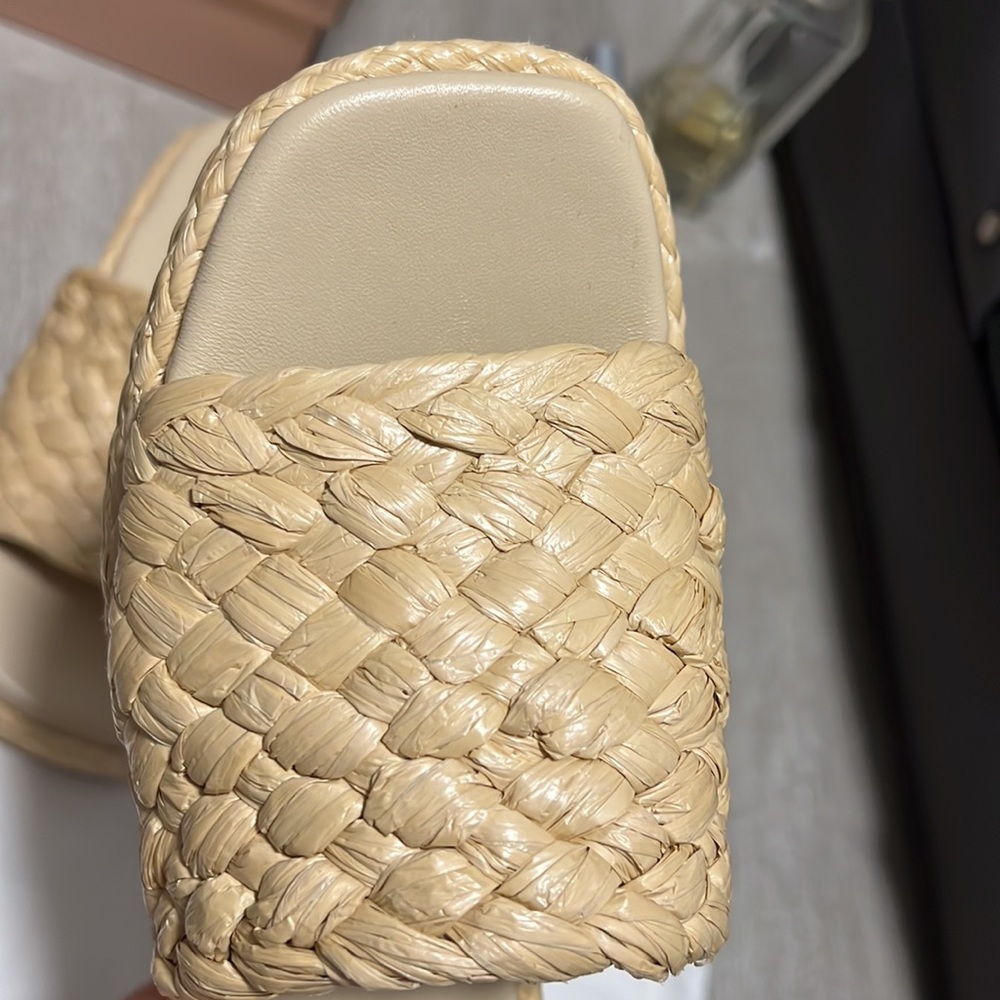 Vince sandals. - Picture 8 of 10